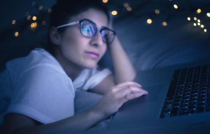 Blue light and how it influences sleep and skin